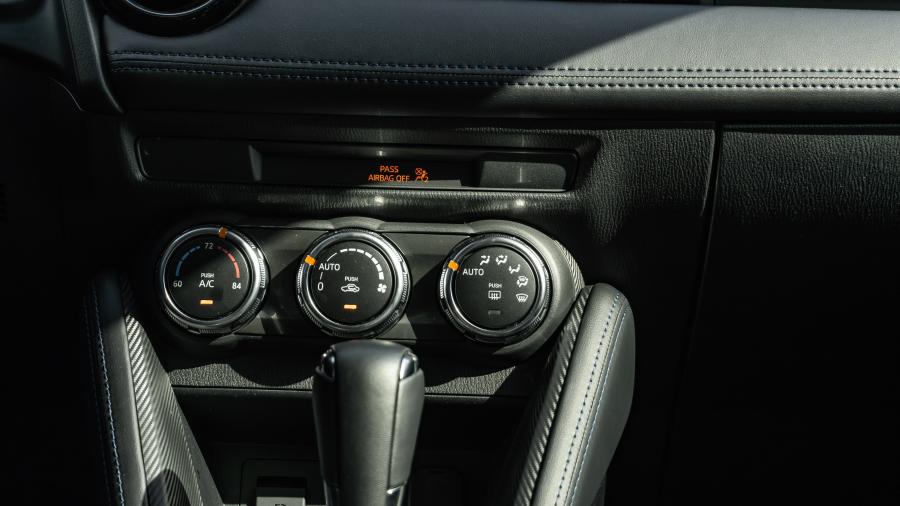 Детали интерьера Toyota Yaris XLE Hatchback 2019 года  (NA) (фото 16 из 40)